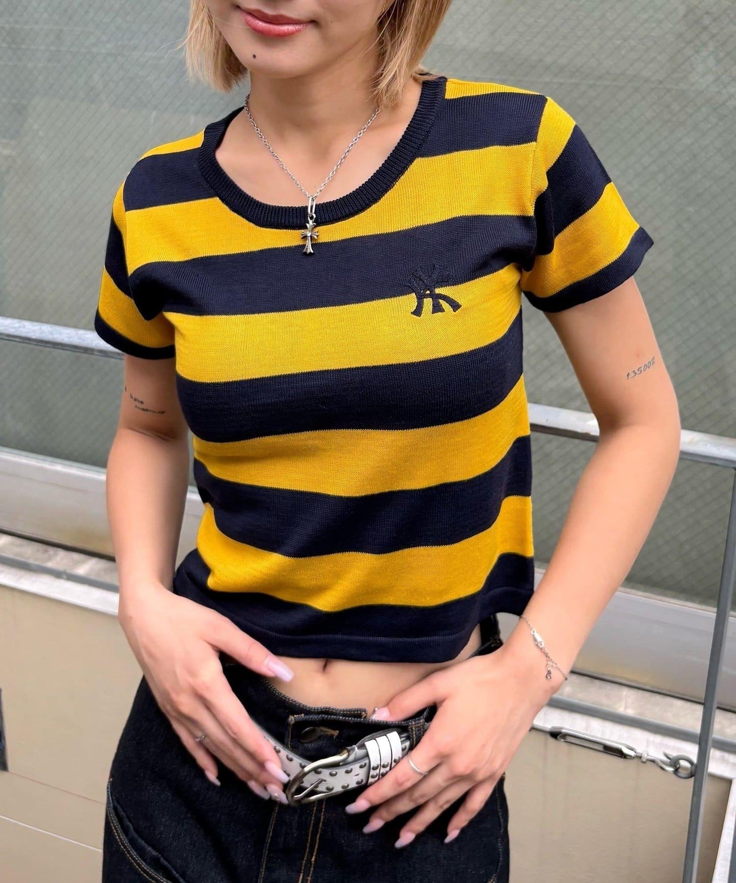 【WHO'S WHO gallery】橄欖球條紋修身針織衫