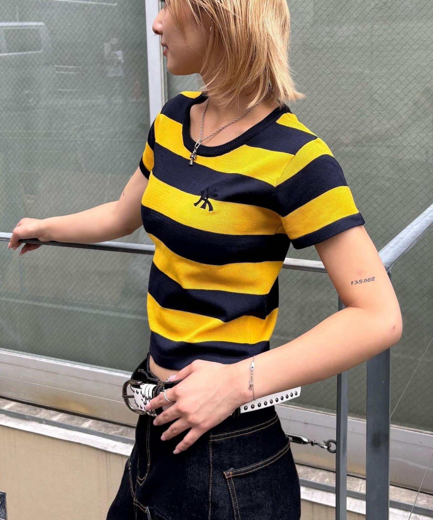 【WHO'S WHO gallery】橄欖球條紋修身針織衫