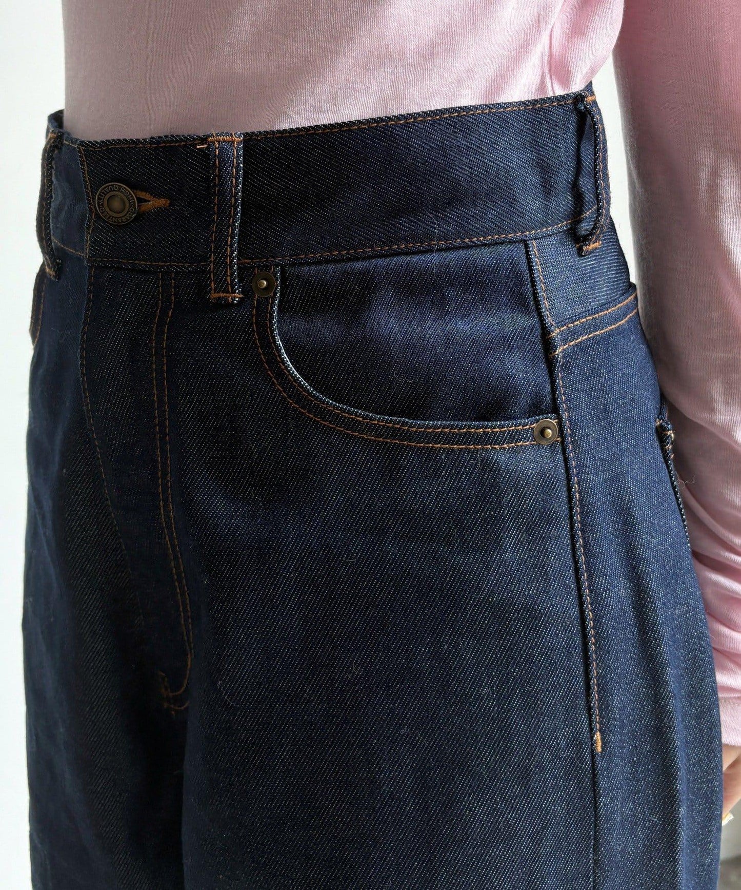 硬挺褶皺牛仔褲