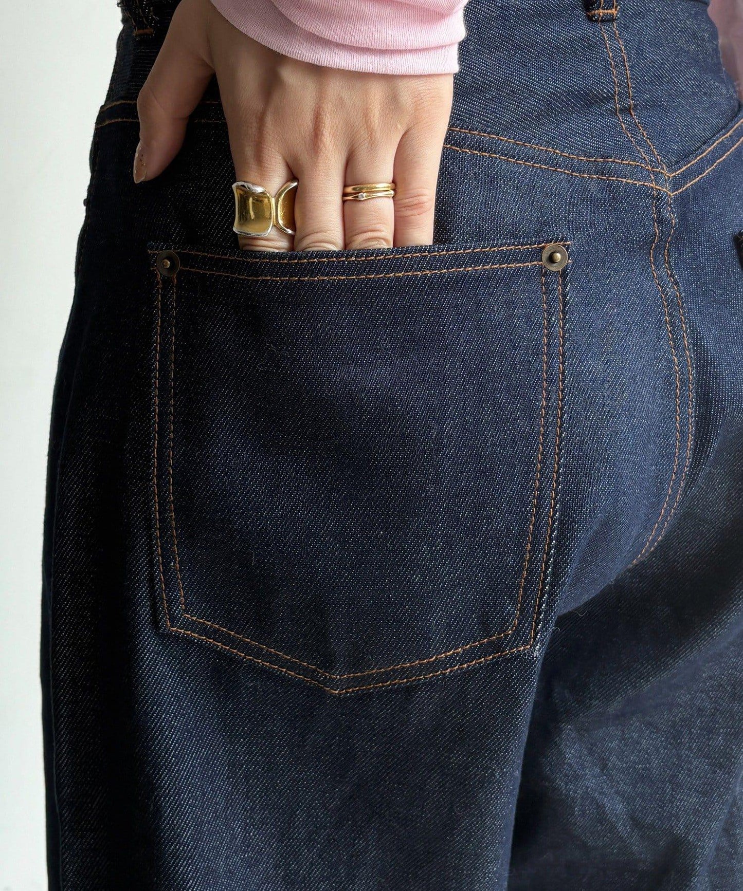 硬挺褶皺牛仔褲