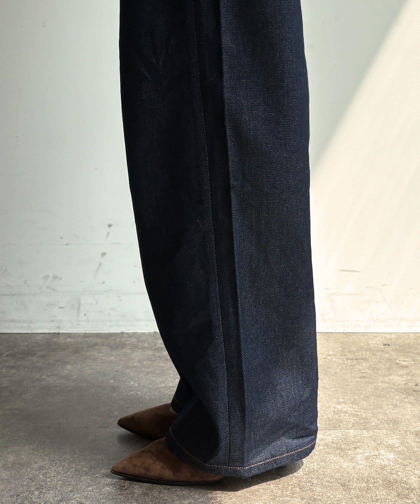 硬挺褶皺牛仔褲