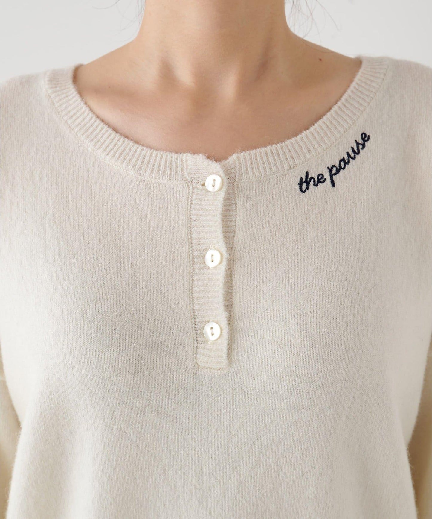 【THE PAUSE】亨利領刺繡套頭衫