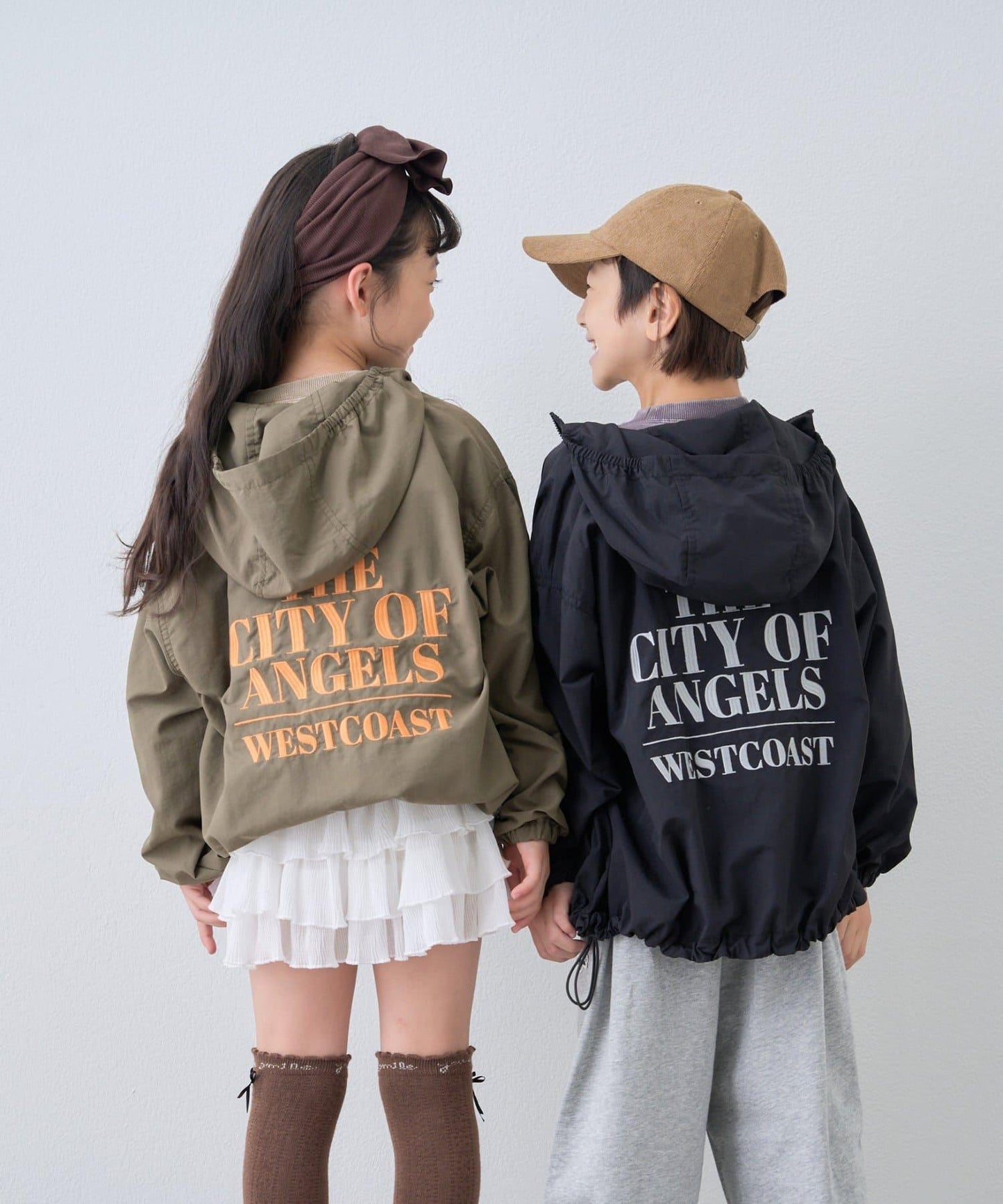 【KIDS】背部刺繡連帽衝鋒衣