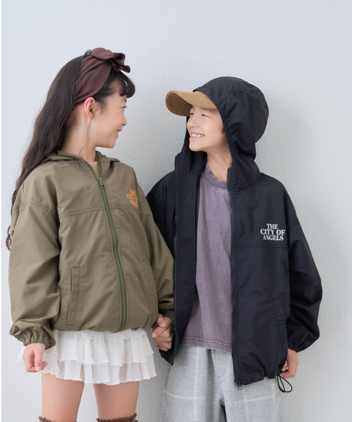 【KIDS】背部刺繡連帽衝鋒衣