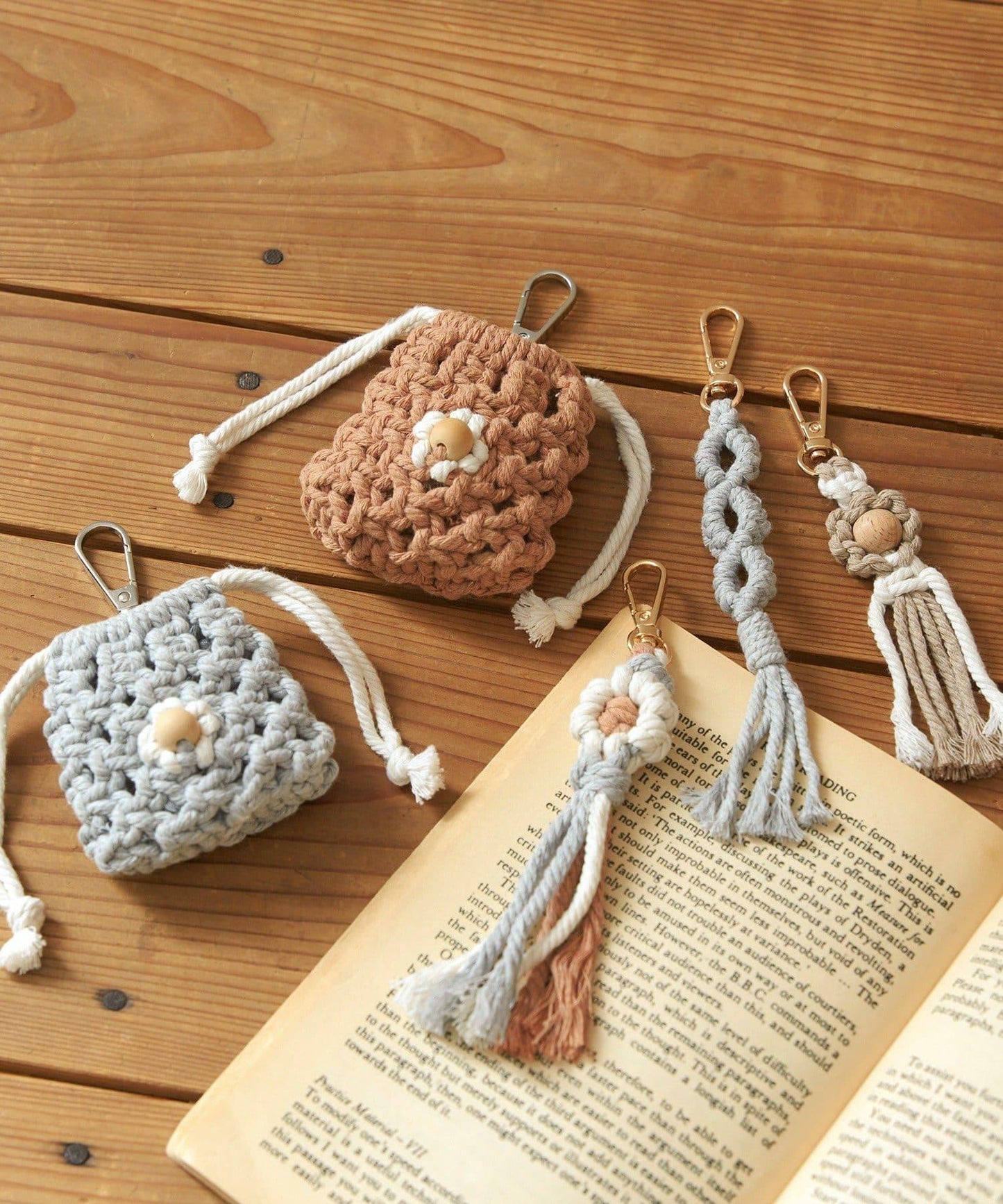 マクラメウッドビーズフラワーチャーム