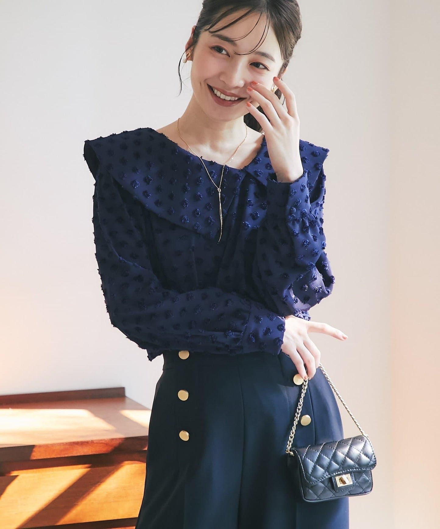 不對稱大翻領波點提花襯衫
