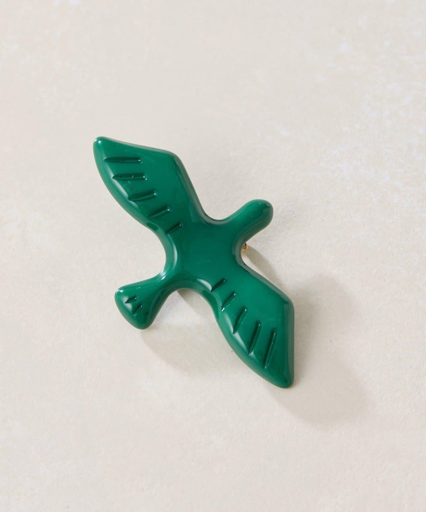 展翅飛翔鳥胸針