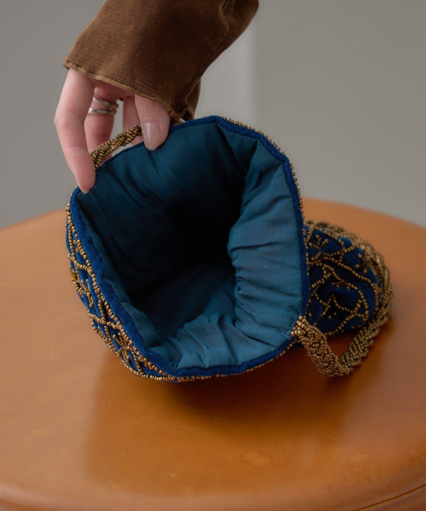 【aguni】天鵝絨珠飾刺繡包