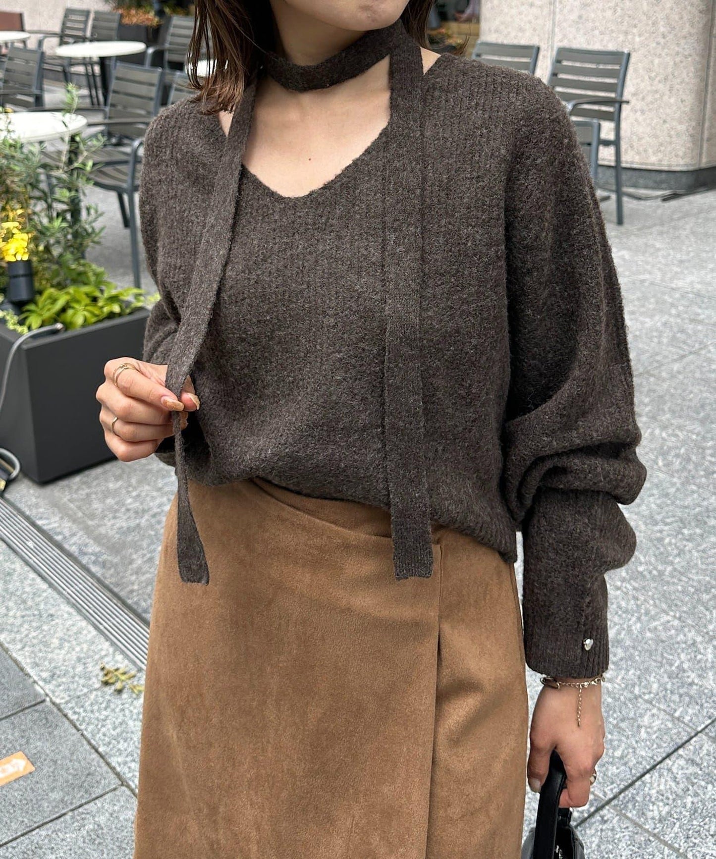 附項鍊V領針織衫