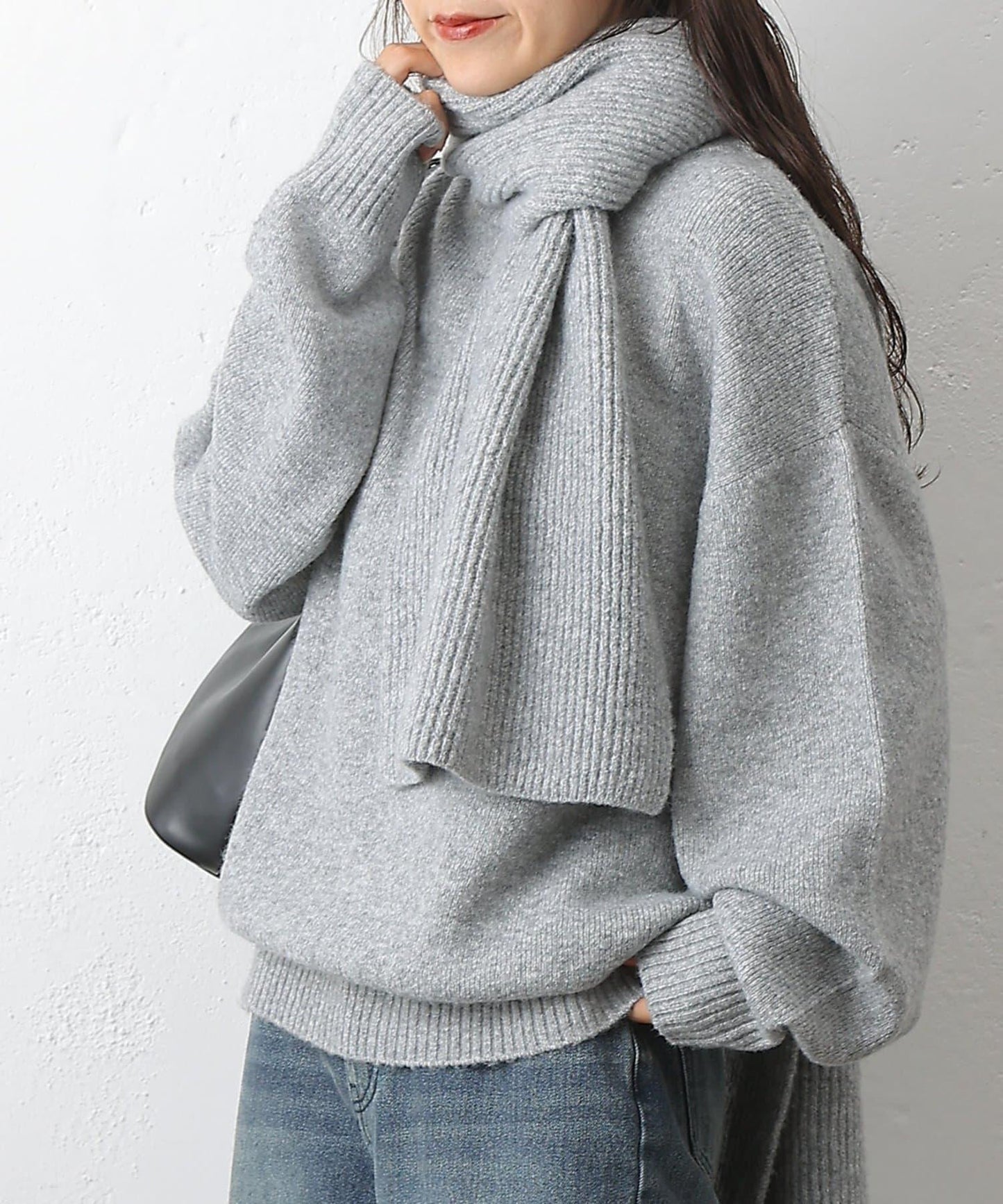 圓領針織衫配圍巾