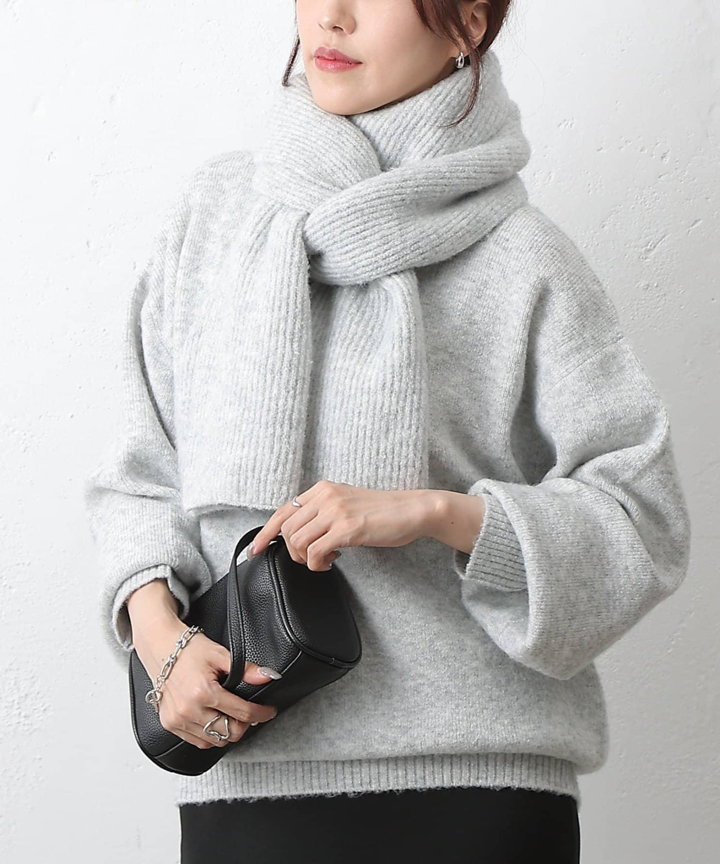 圓領針織衫配圍巾