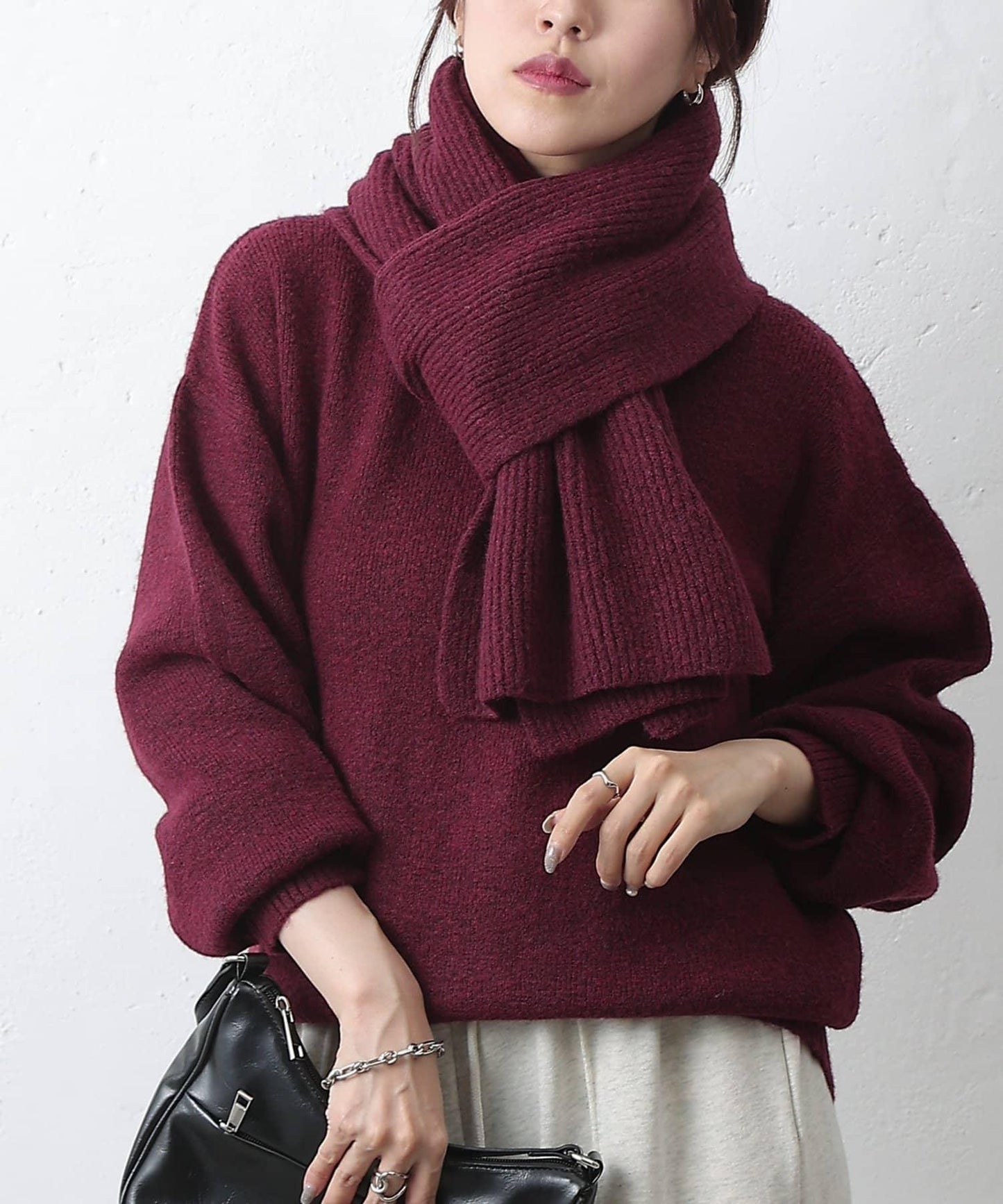 圓領針織衫配圍巾