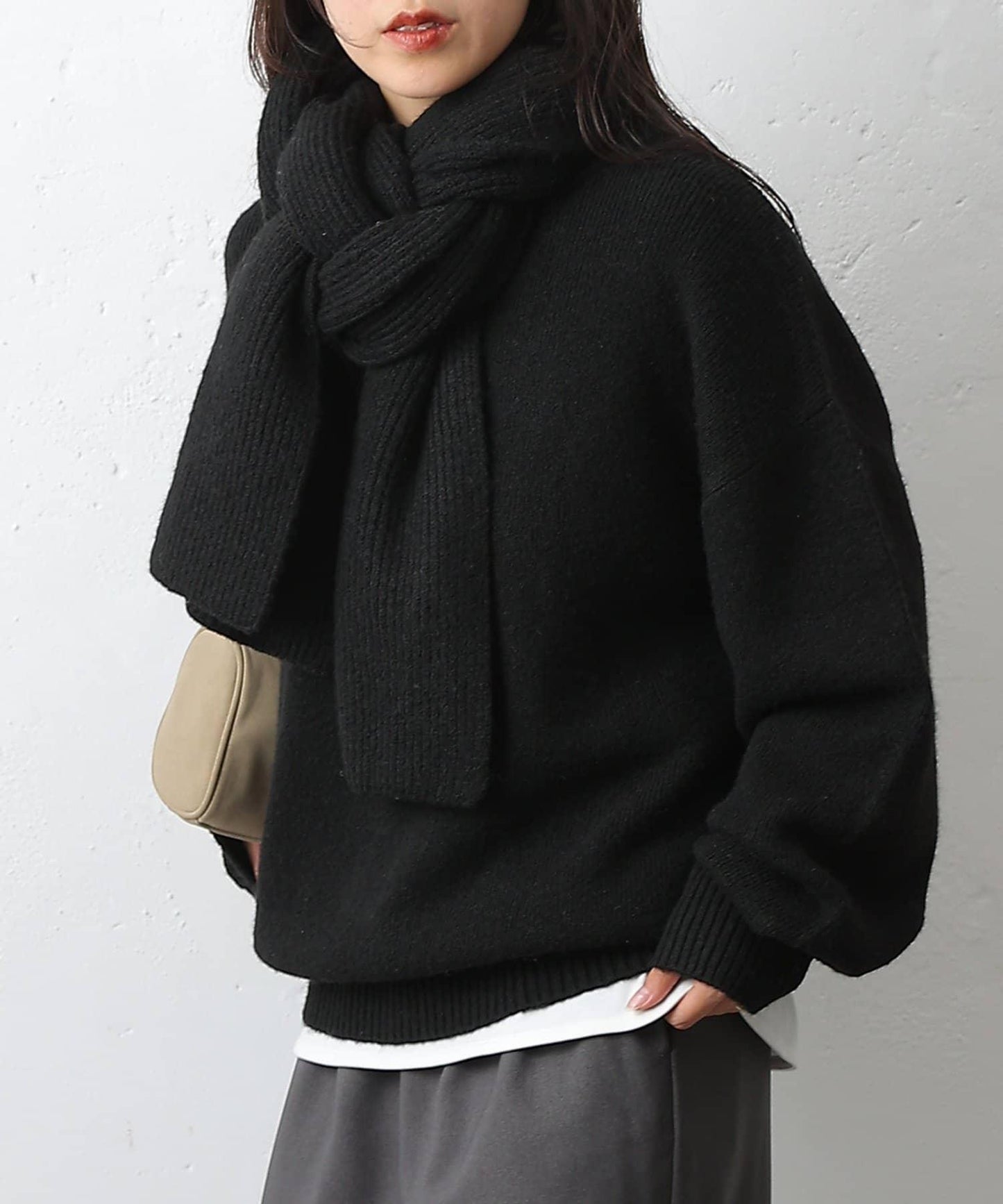 圓領針織衫配圍巾