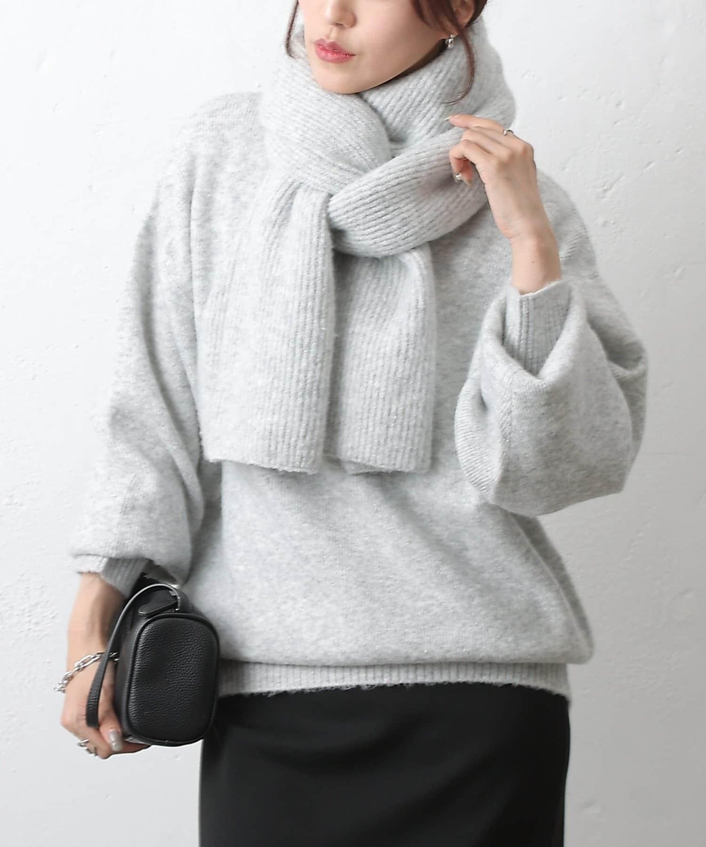圓領針織衫配圍巾
