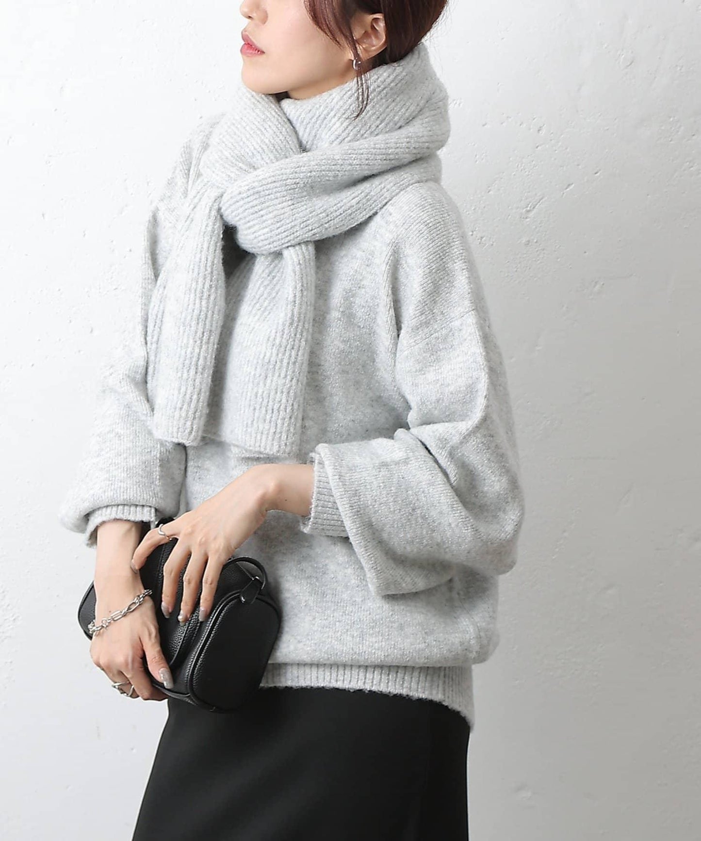 圓領針織衫配圍巾