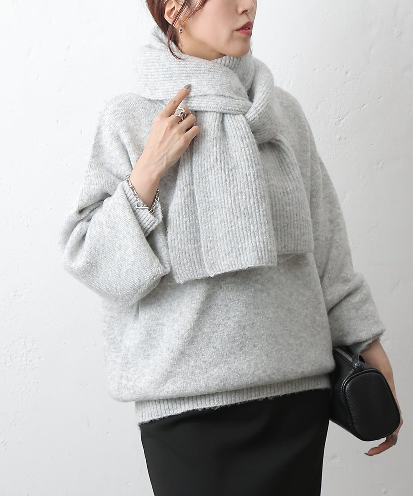 圓領針織衫配圍巾