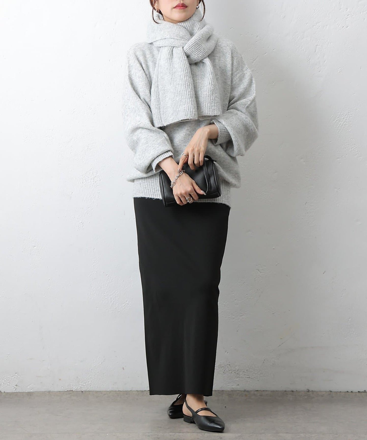 圓領針織衫配圍巾