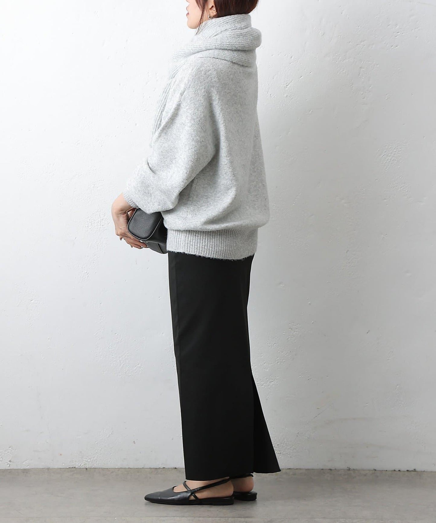 圓領針織衫配圍巾