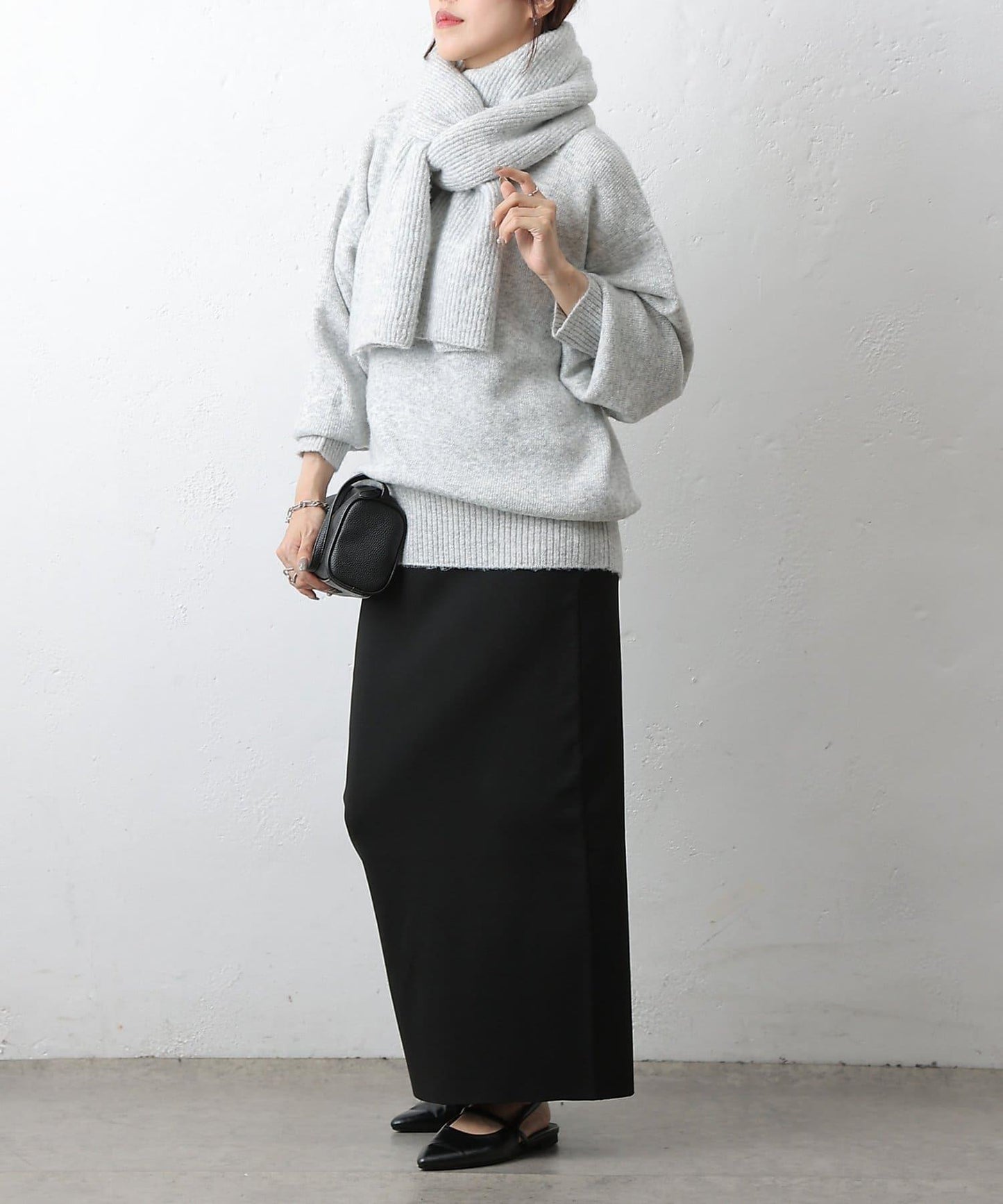 圓領針織衫配圍巾