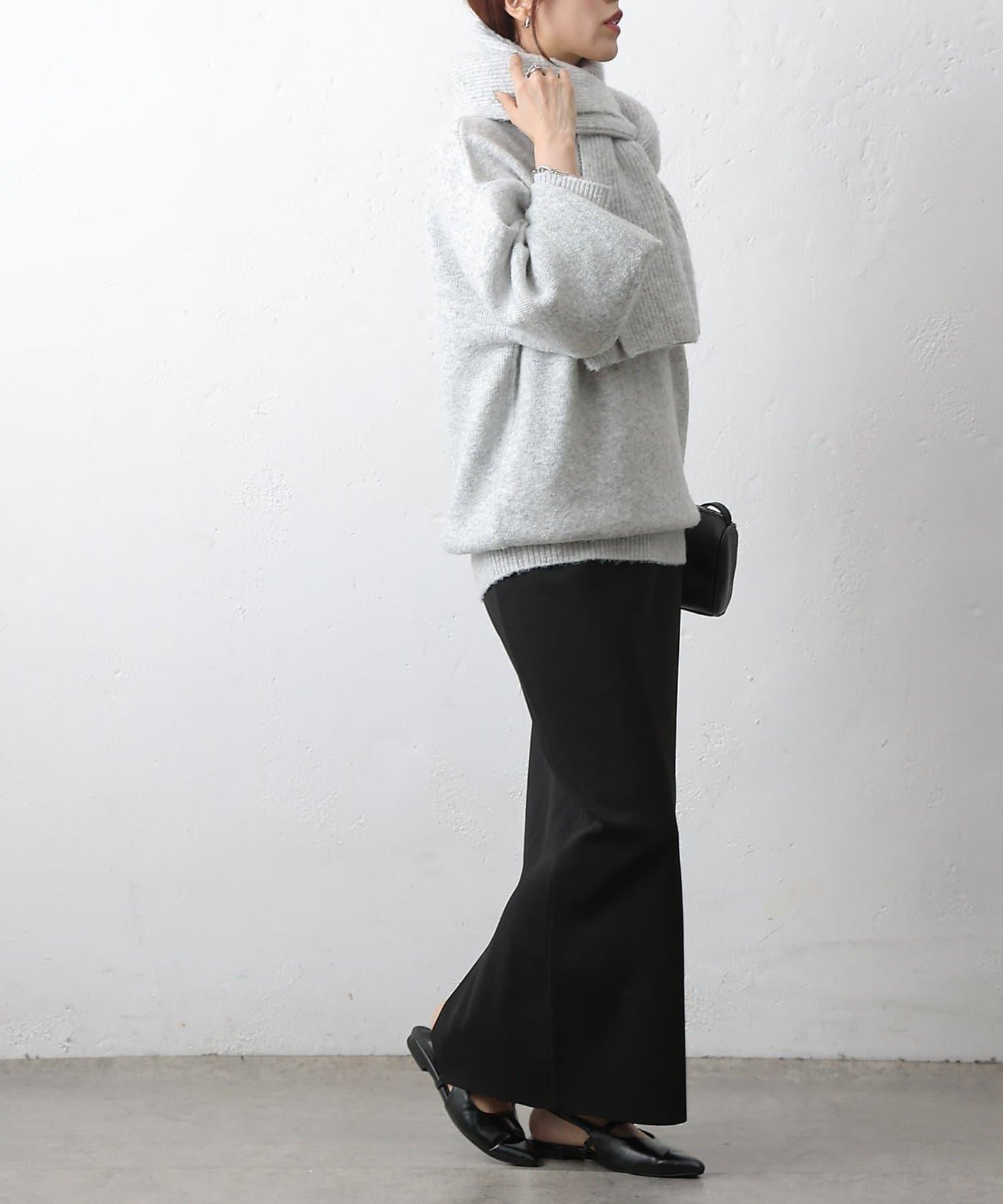 圓領針織衫配圍巾