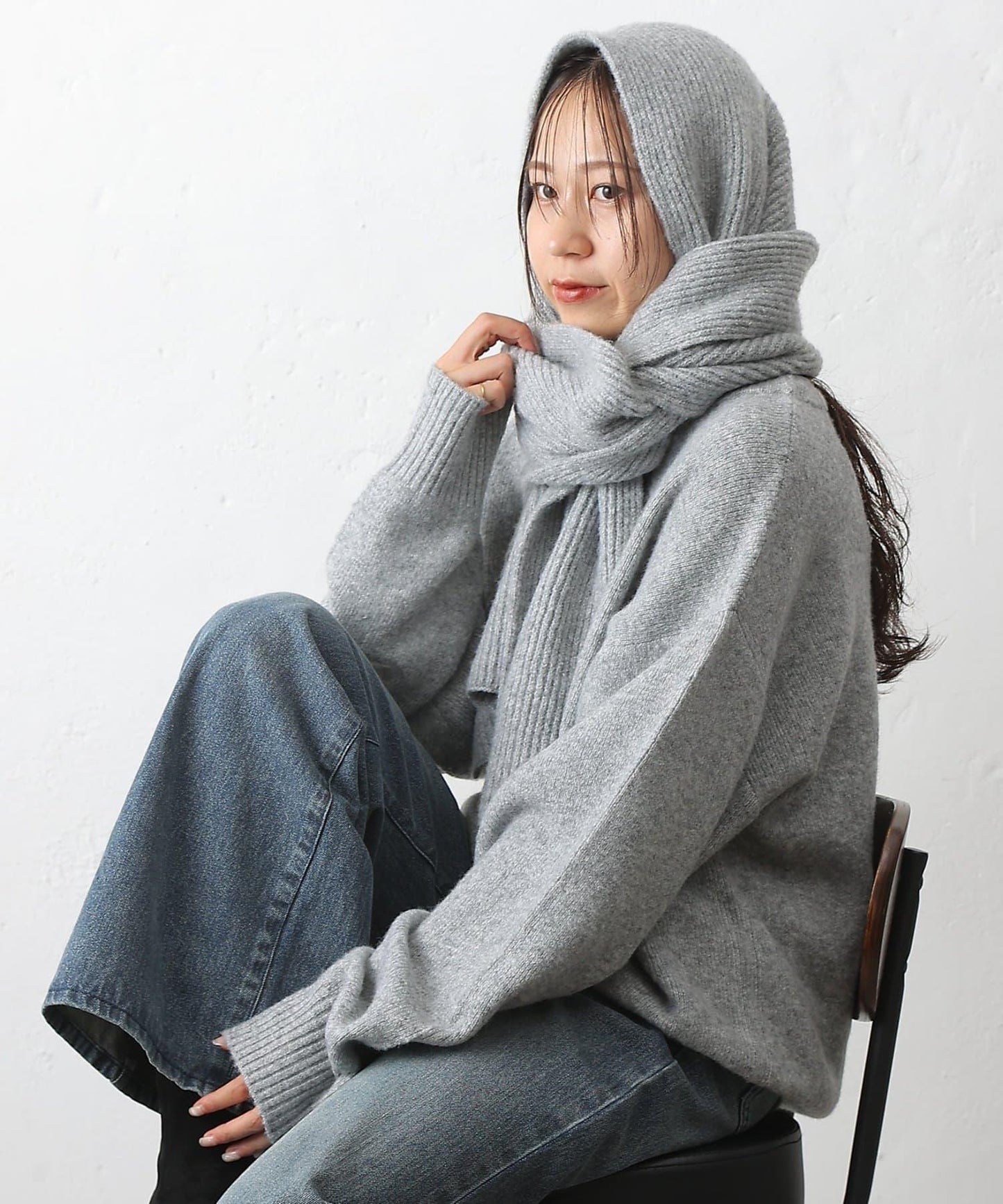 圓領針織衫配圍巾