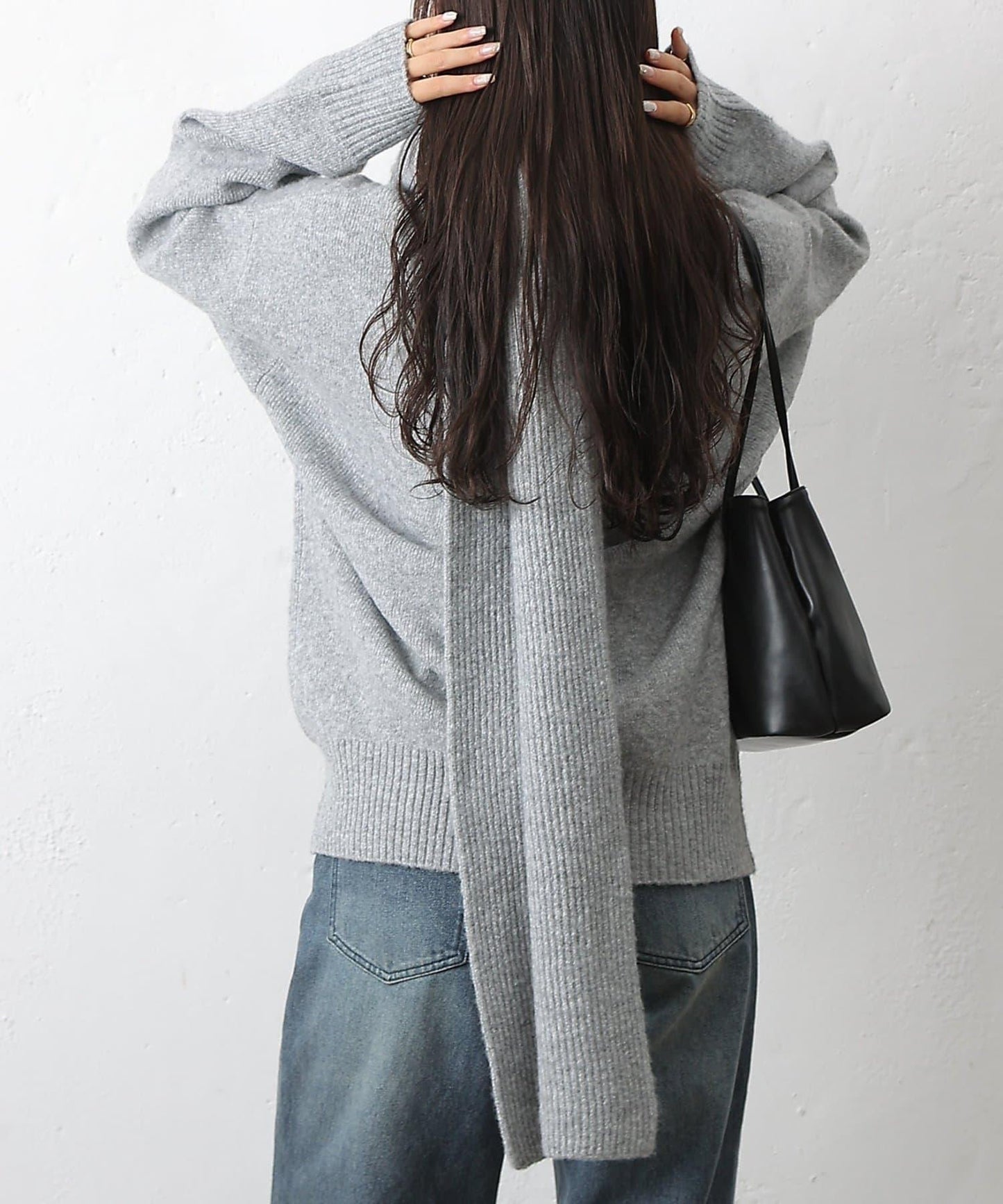 圓領針織衫配圍巾