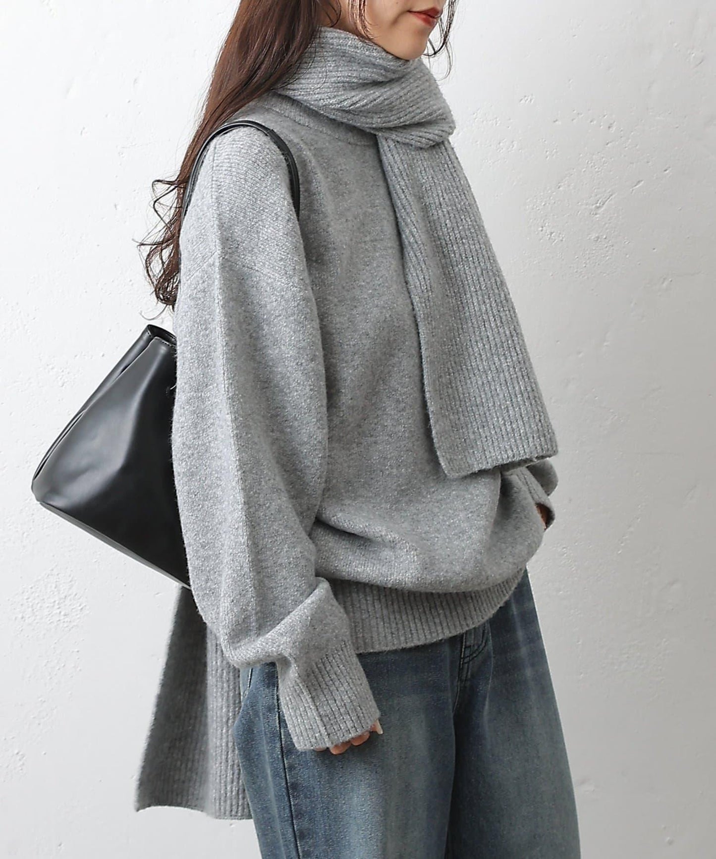 圓領針織衫配圍巾