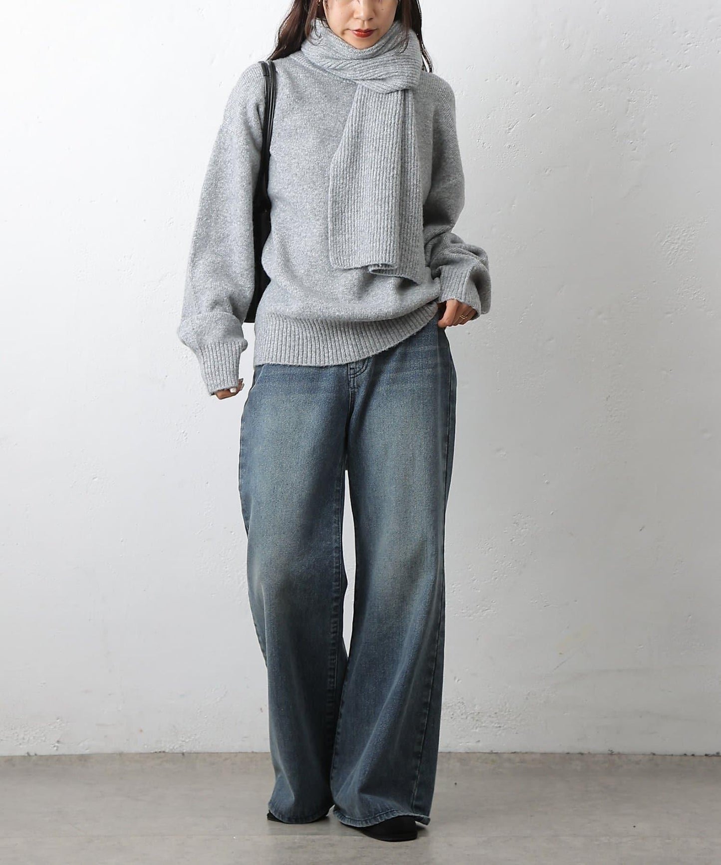 圓領針織衫配圍巾