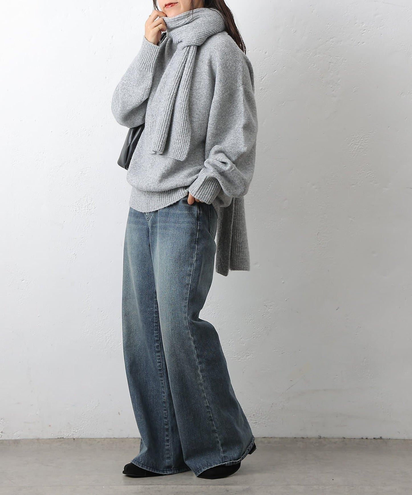 圓領針織衫配圍巾