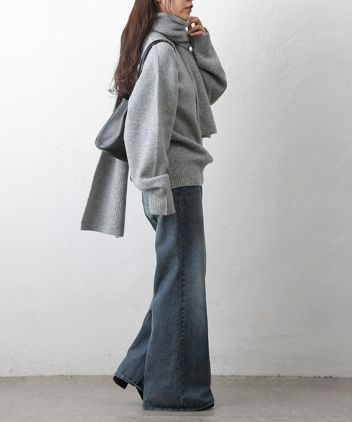 圓領針織衫配圍巾