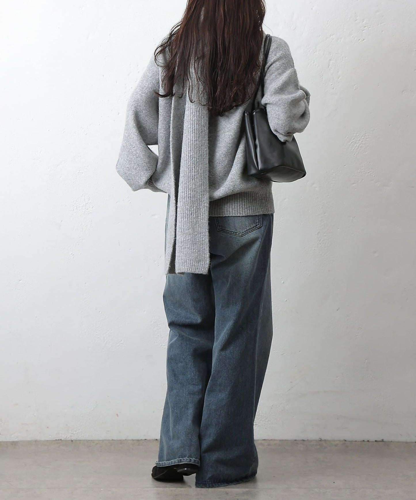 圓領針織衫配圍巾