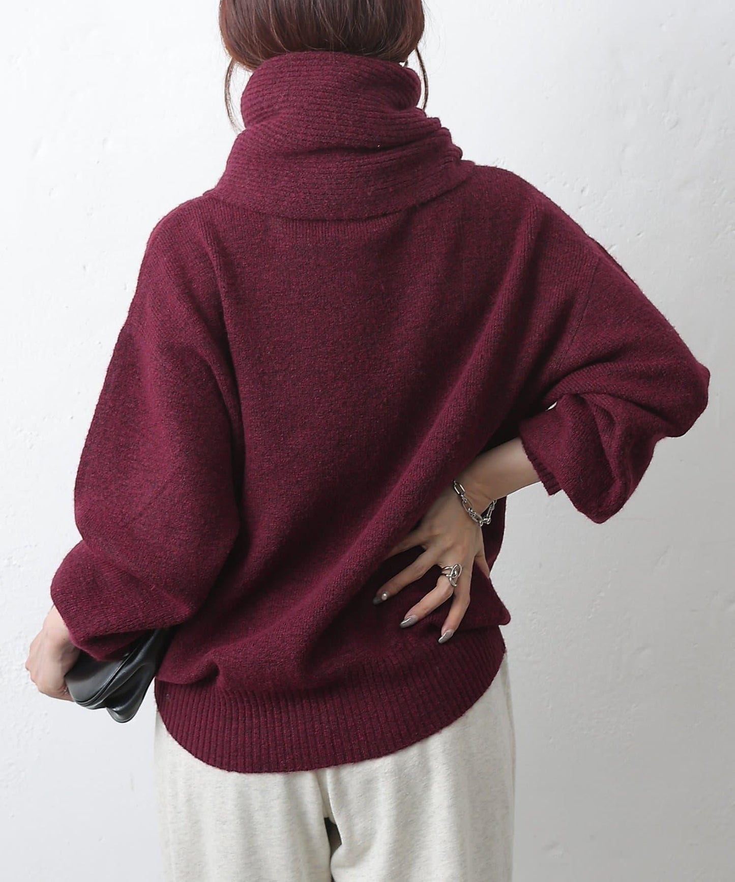 圓領針織衫配圍巾