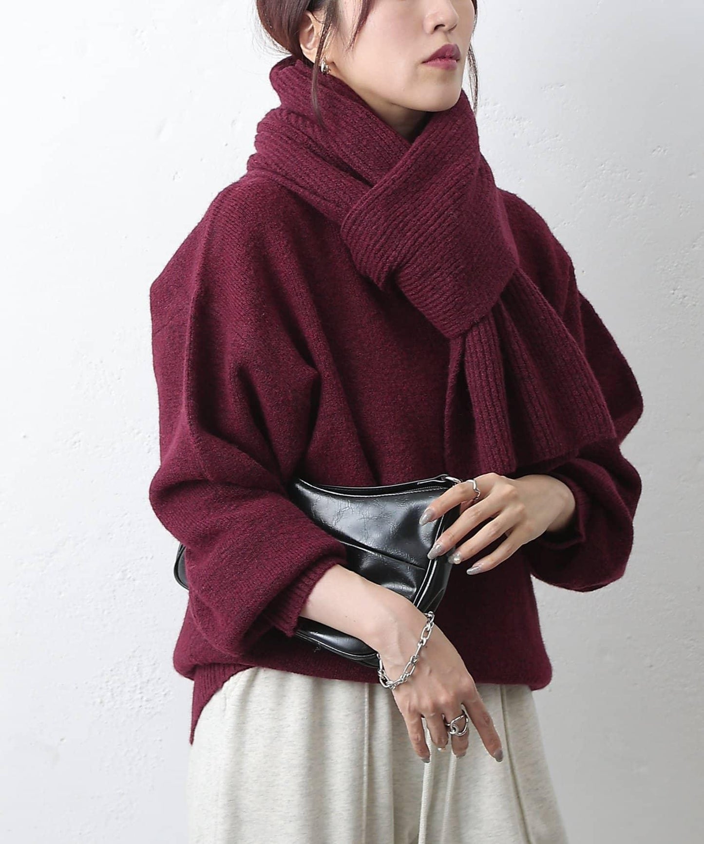 圓領針織衫配圍巾