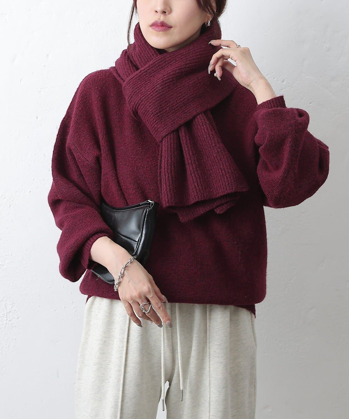 圓領針織衫配圍巾