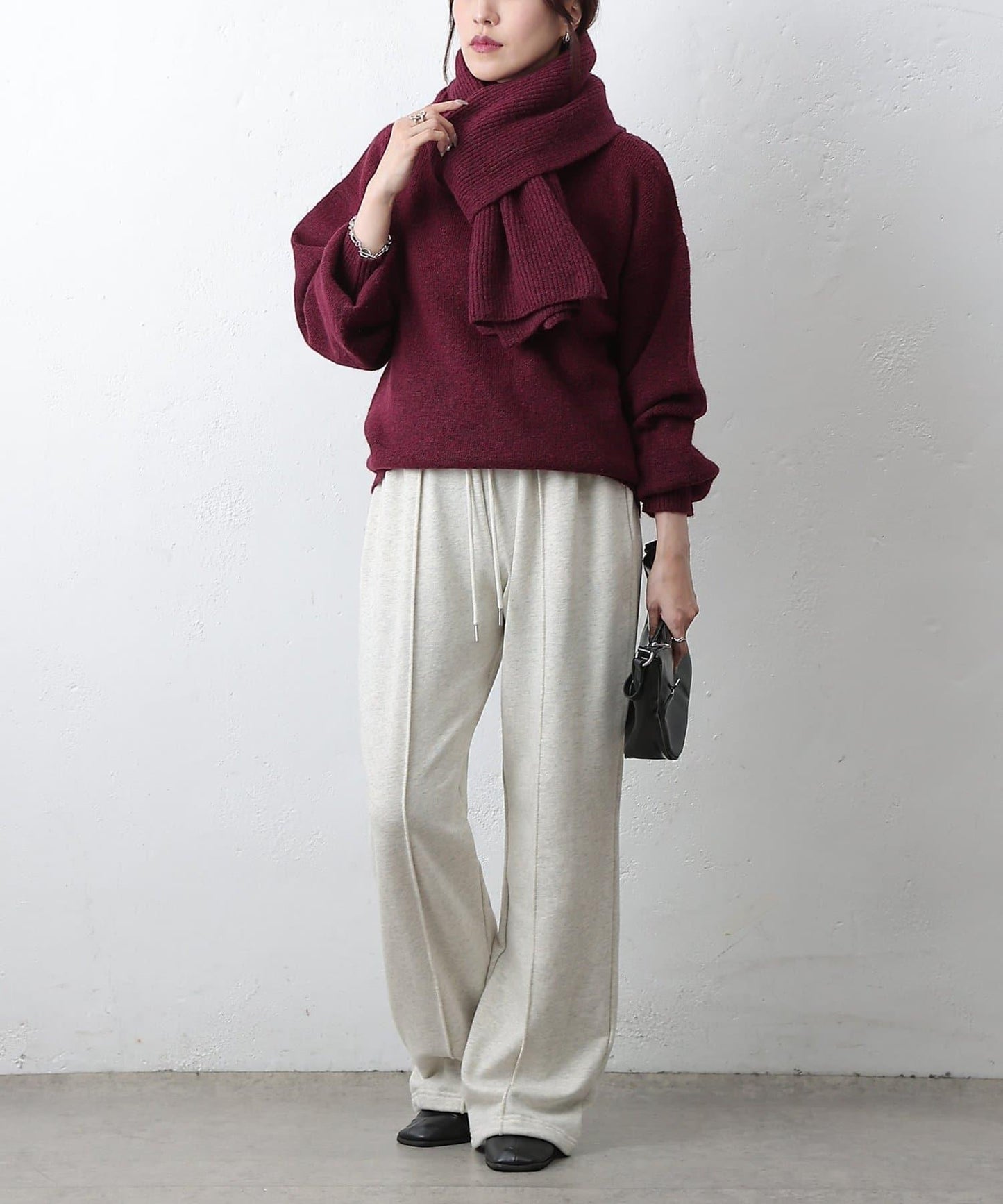 圓領針織衫配圍巾