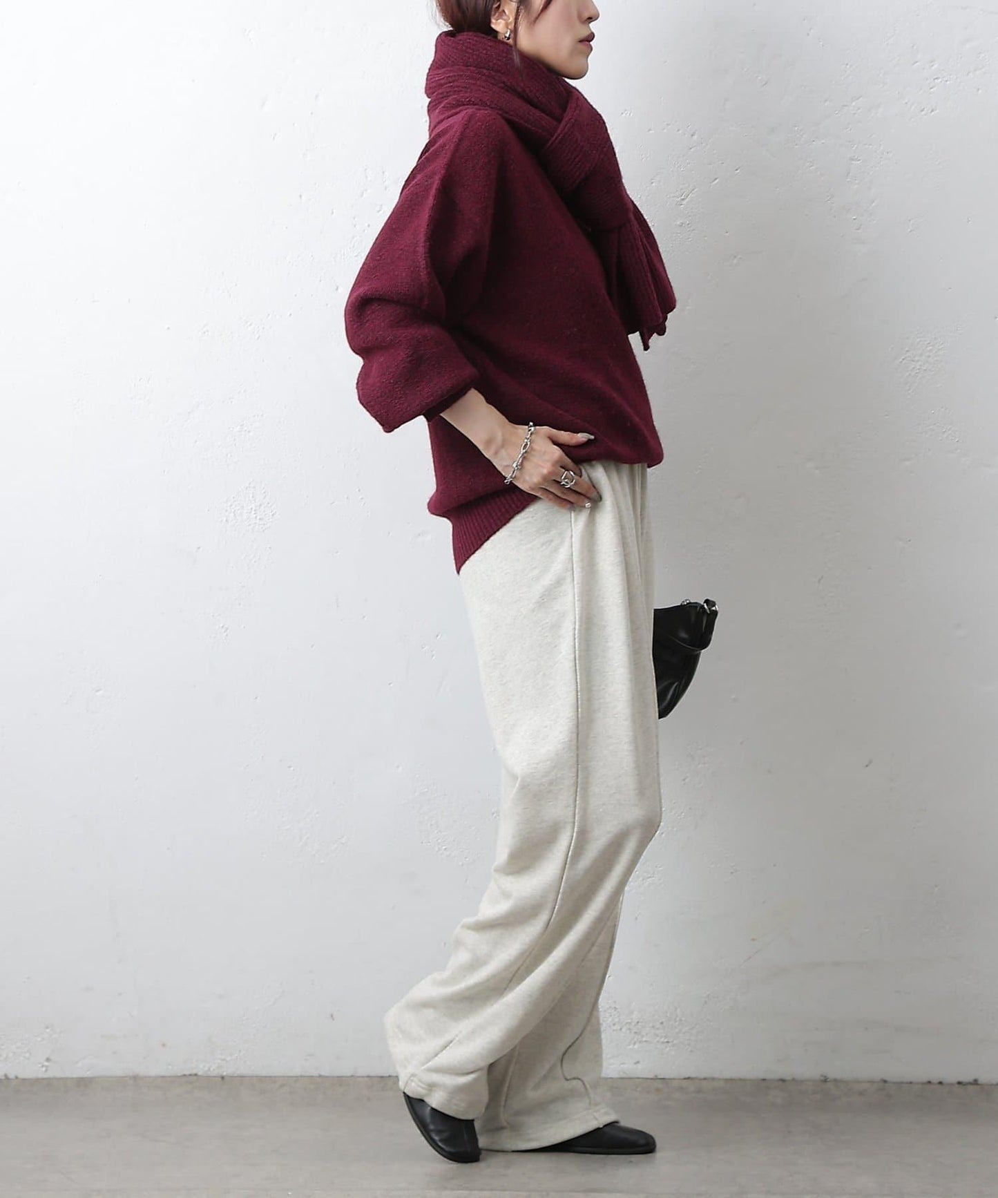 圓領針織衫配圍巾