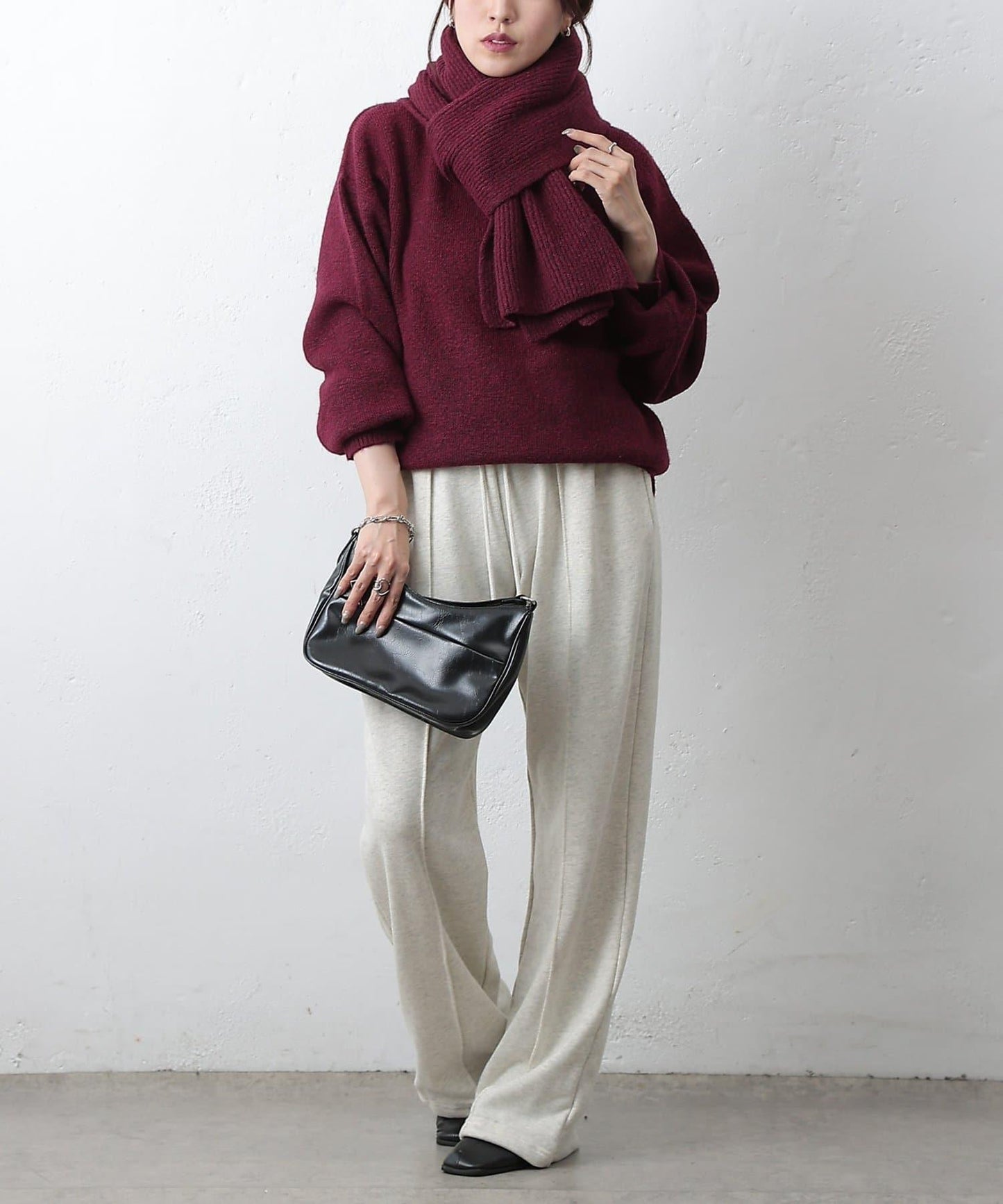 圓領針織衫配圍巾