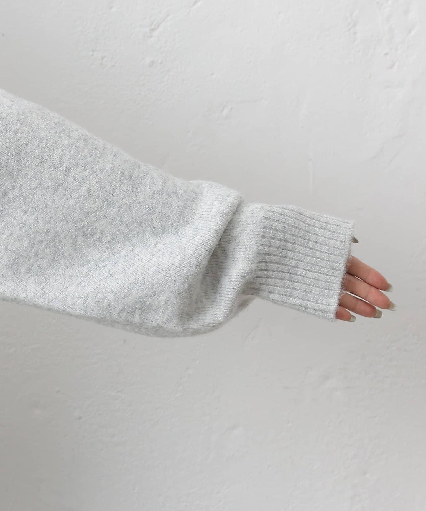 圓領針織衫配圍巾