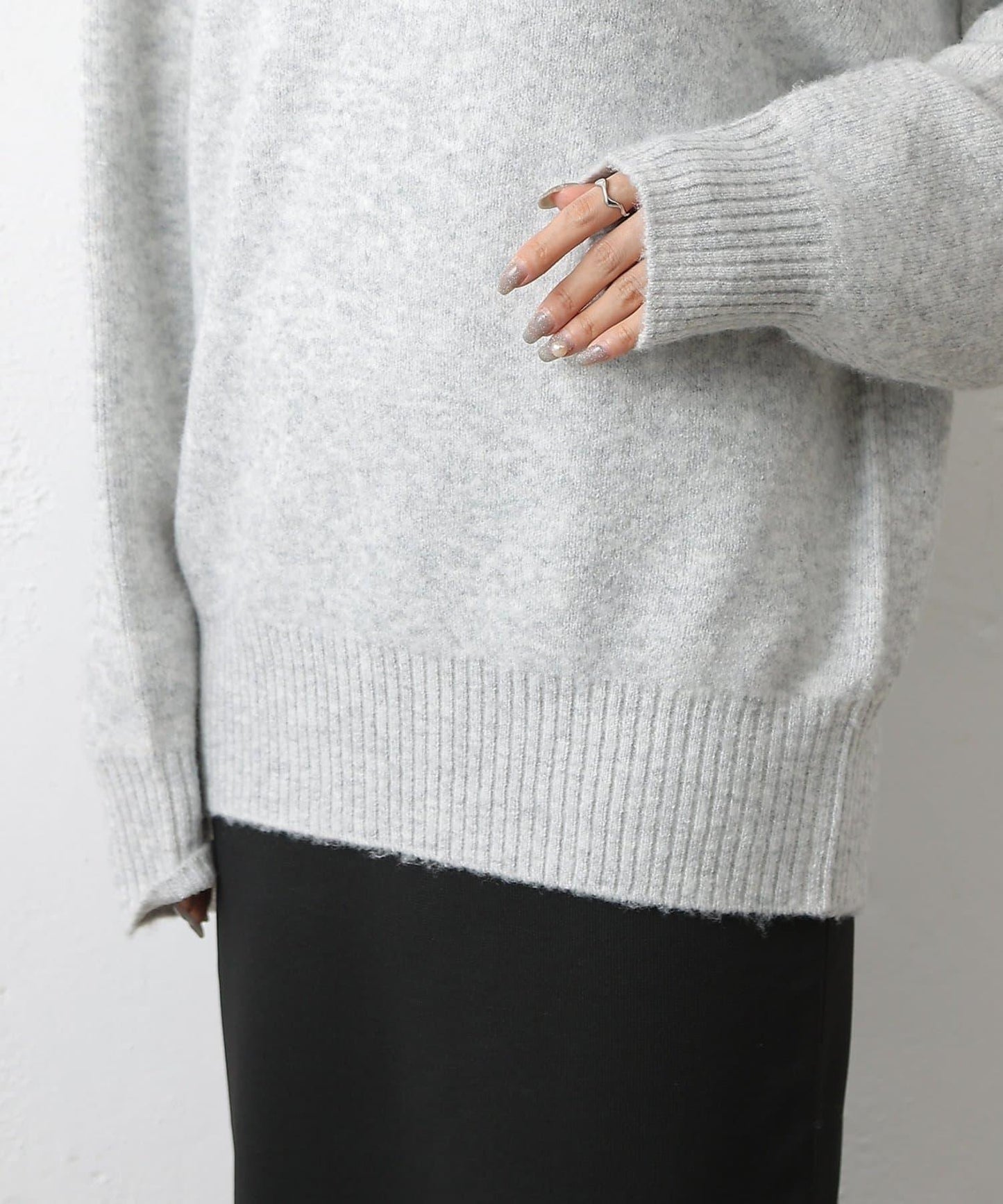 圓領針織衫配圍巾