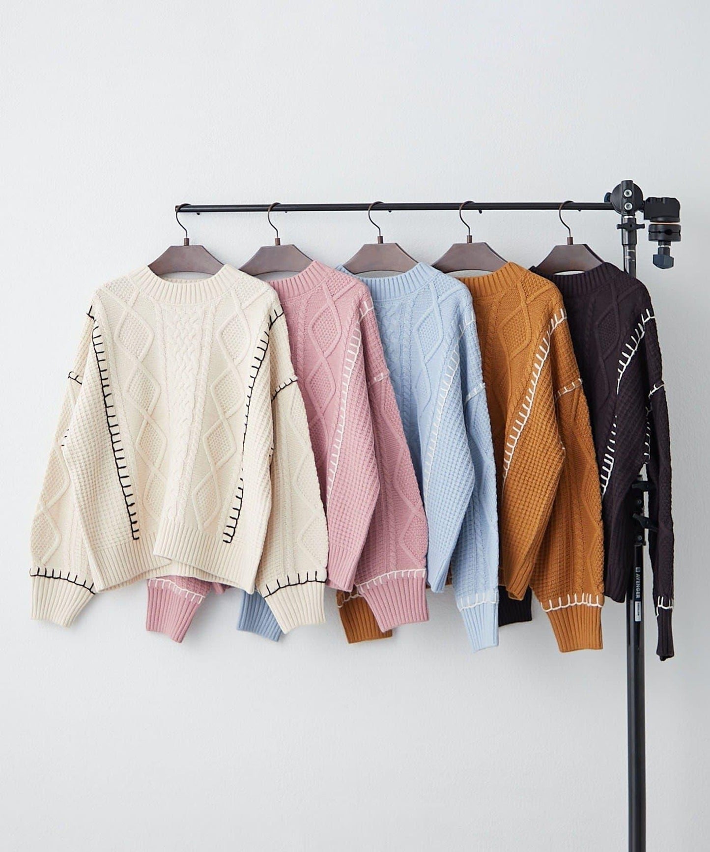 毯邊縫線麻花針織套頭衫