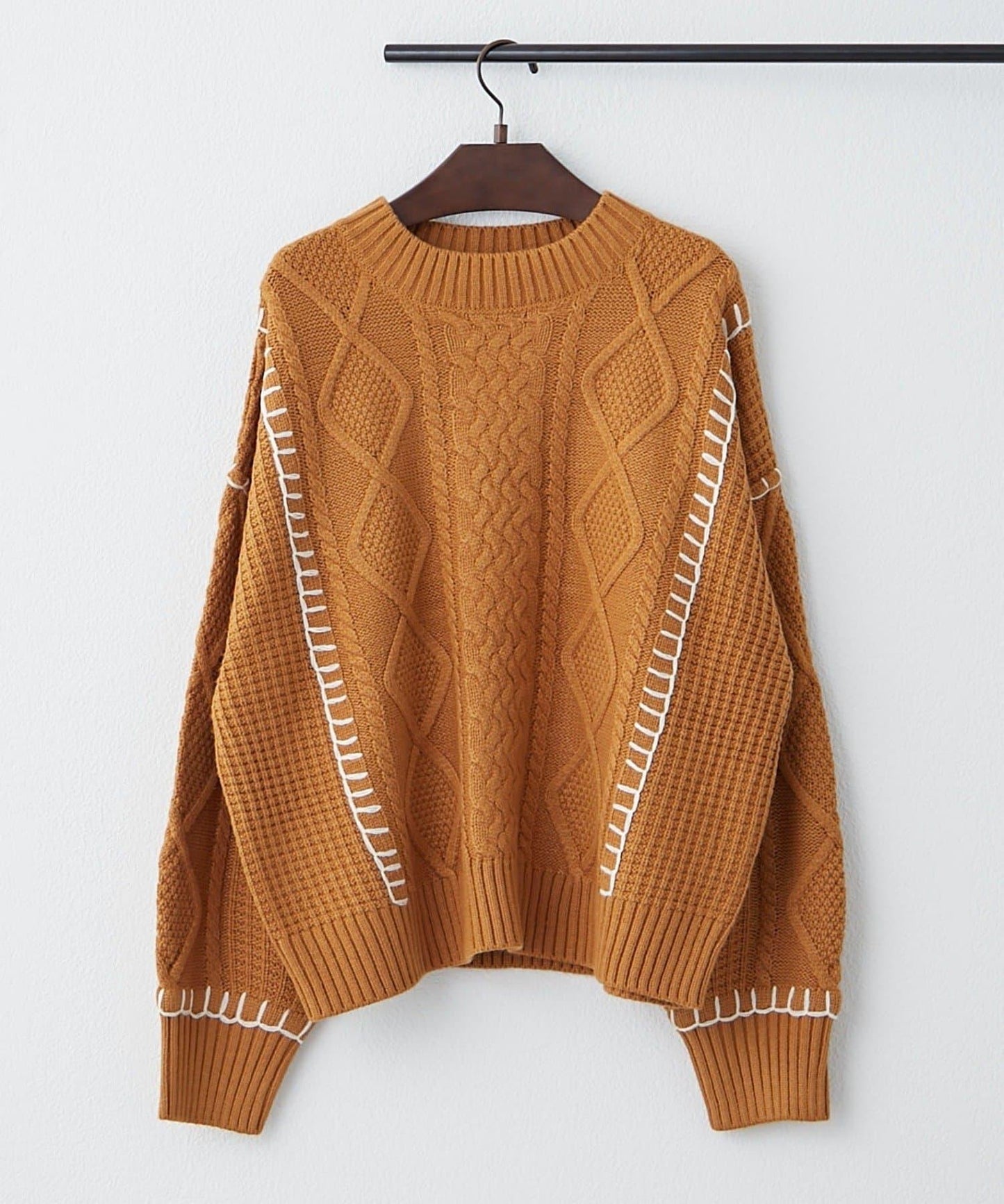 毯邊縫線麻花針織套頭衫