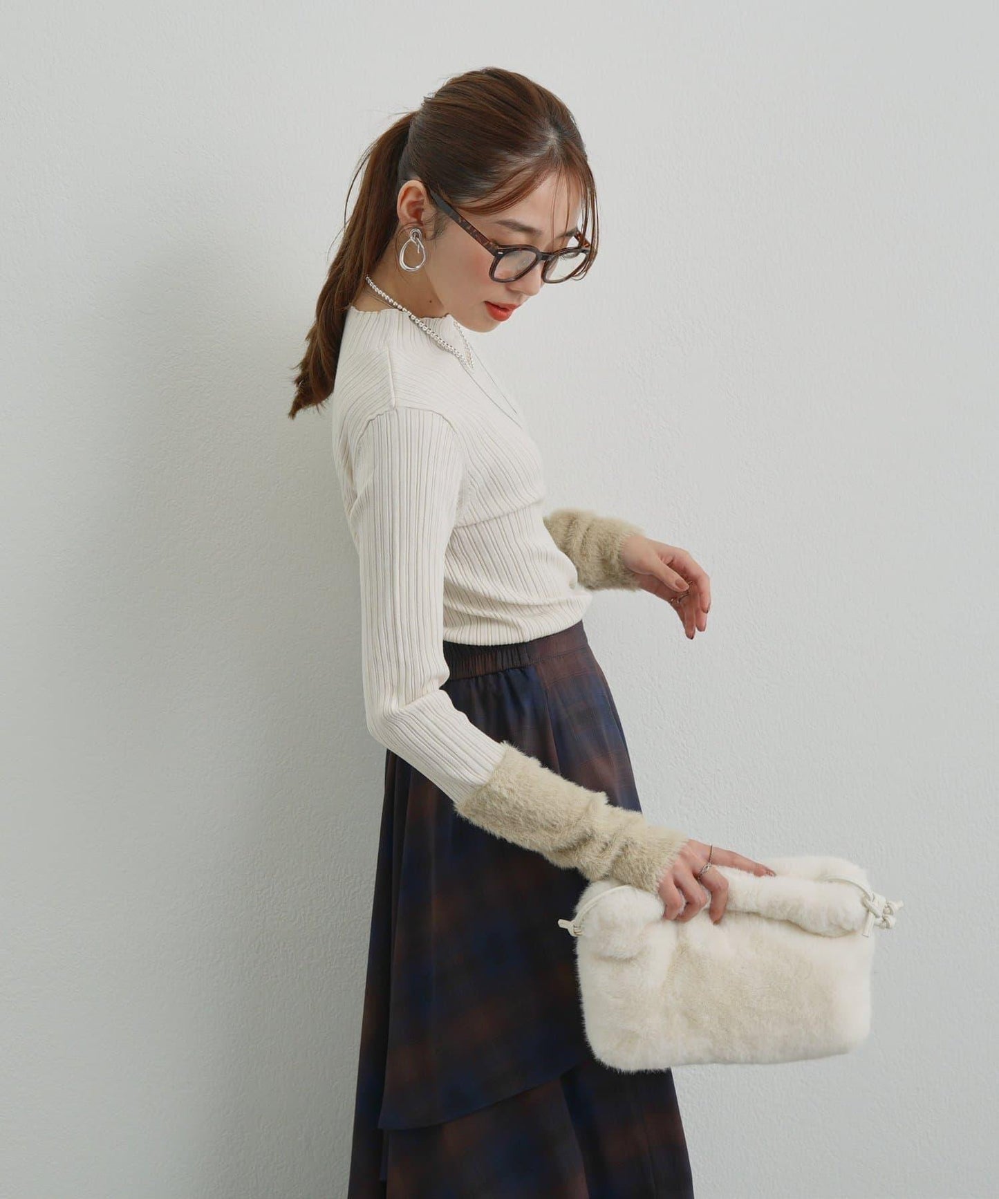 袖部毛絨拼接不規則羅紋針織衫