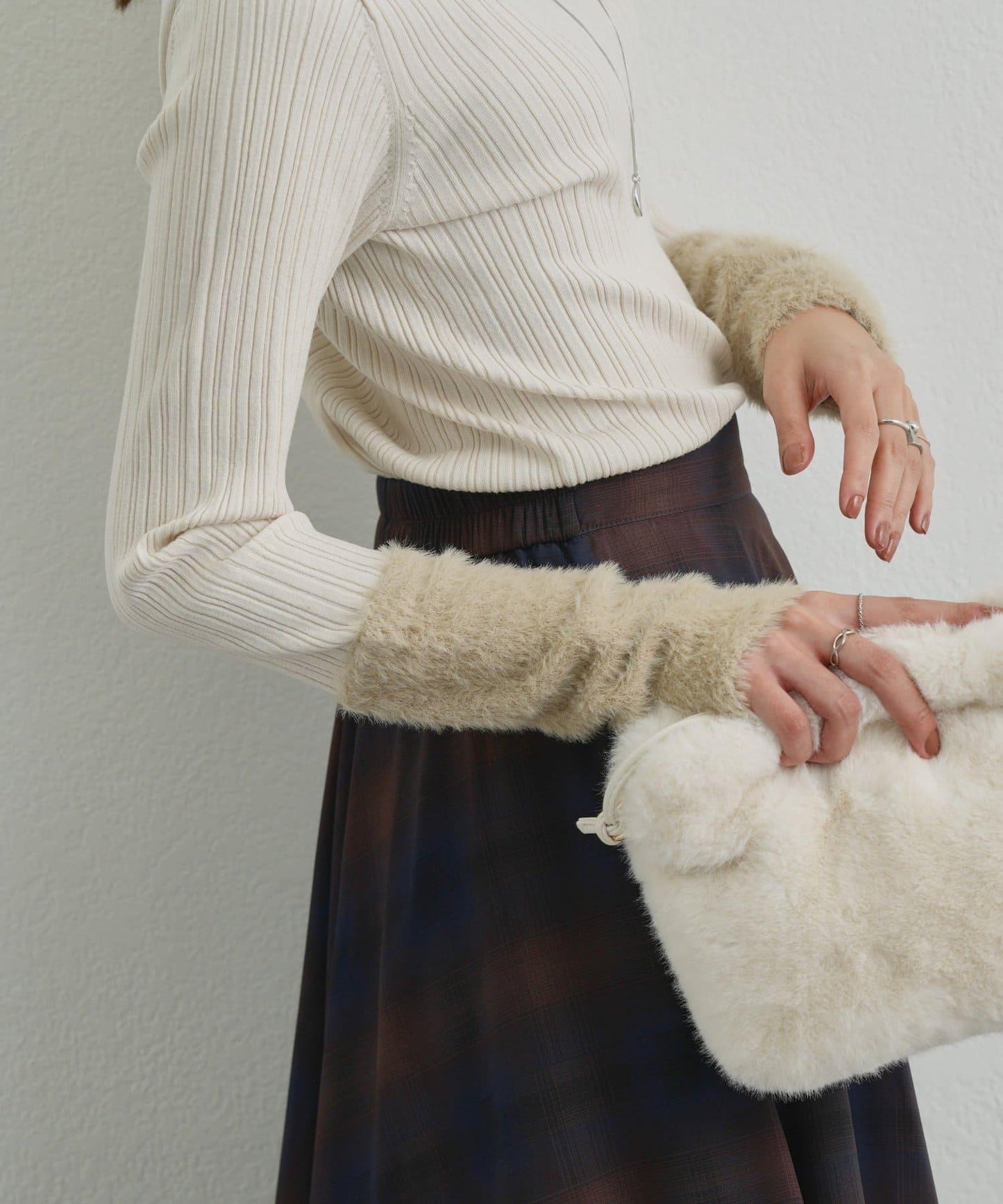 袖部毛絨拼接不規則羅紋針織衫