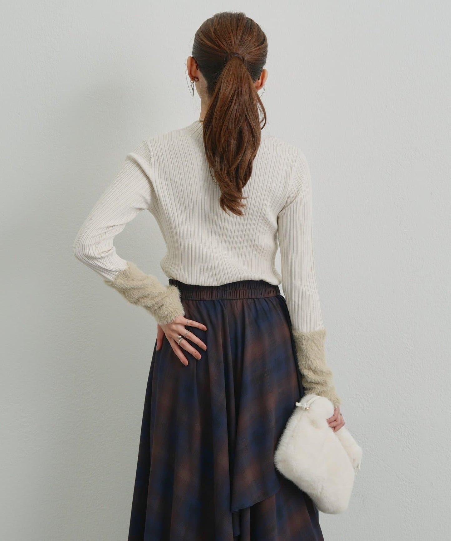 袖部毛絨拼接不規則羅紋針織衫