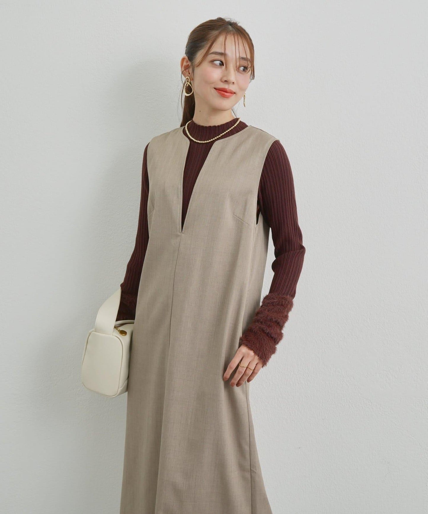 袖部毛絨拼接不規則羅紋針織衫