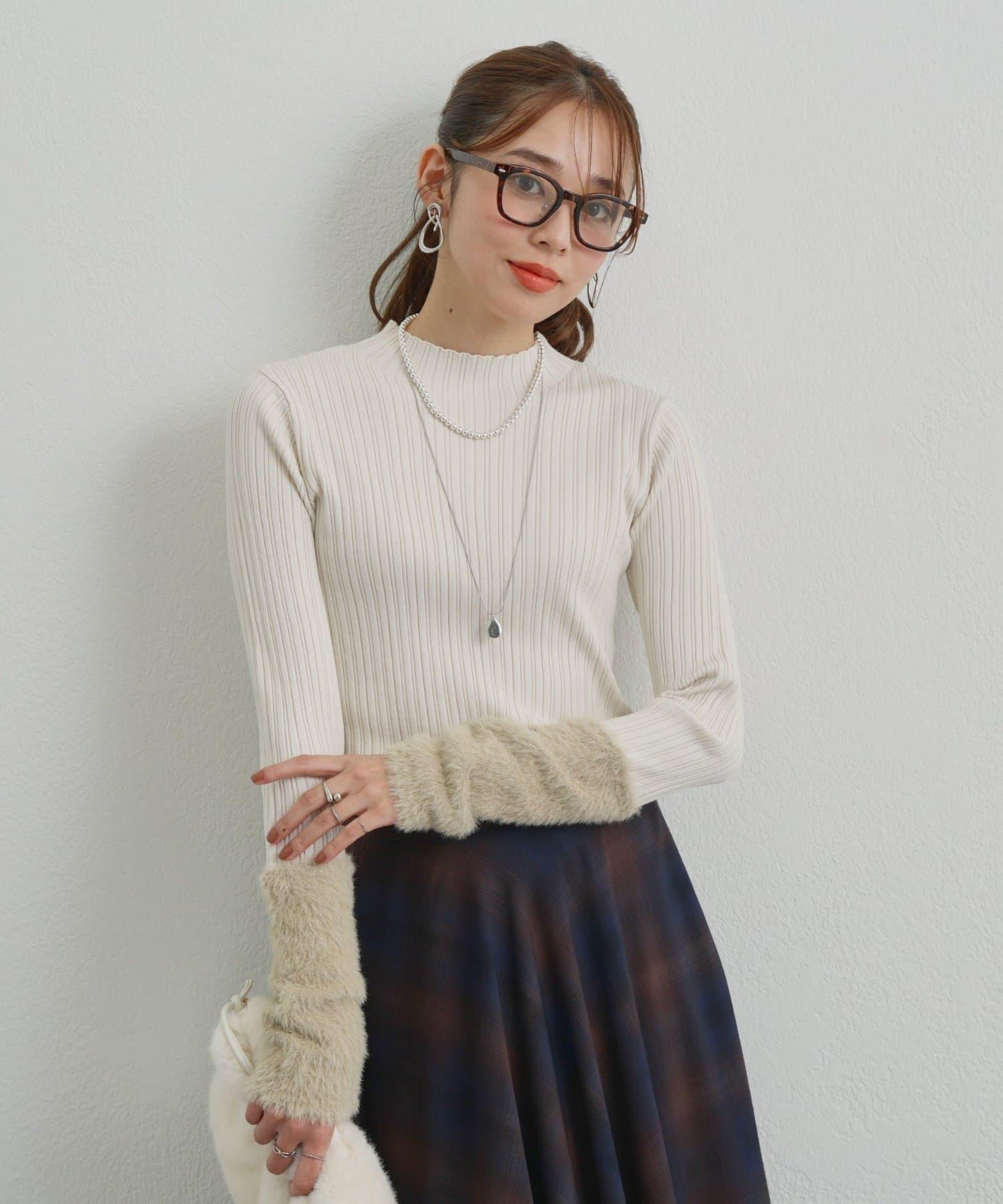 袖部毛絨拼接不規則羅紋針織衫