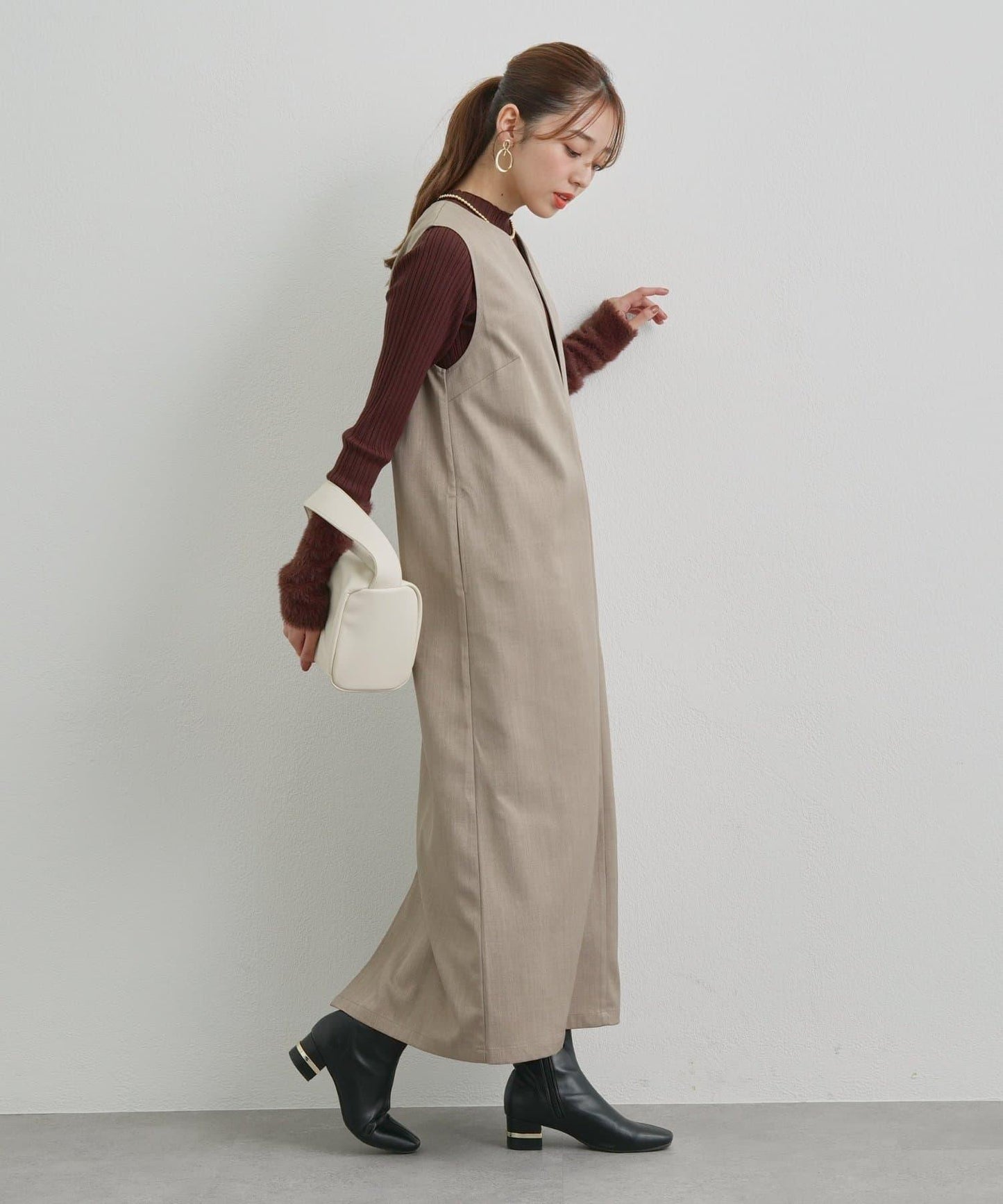 袖部毛絨拼接不規則羅紋針織衫