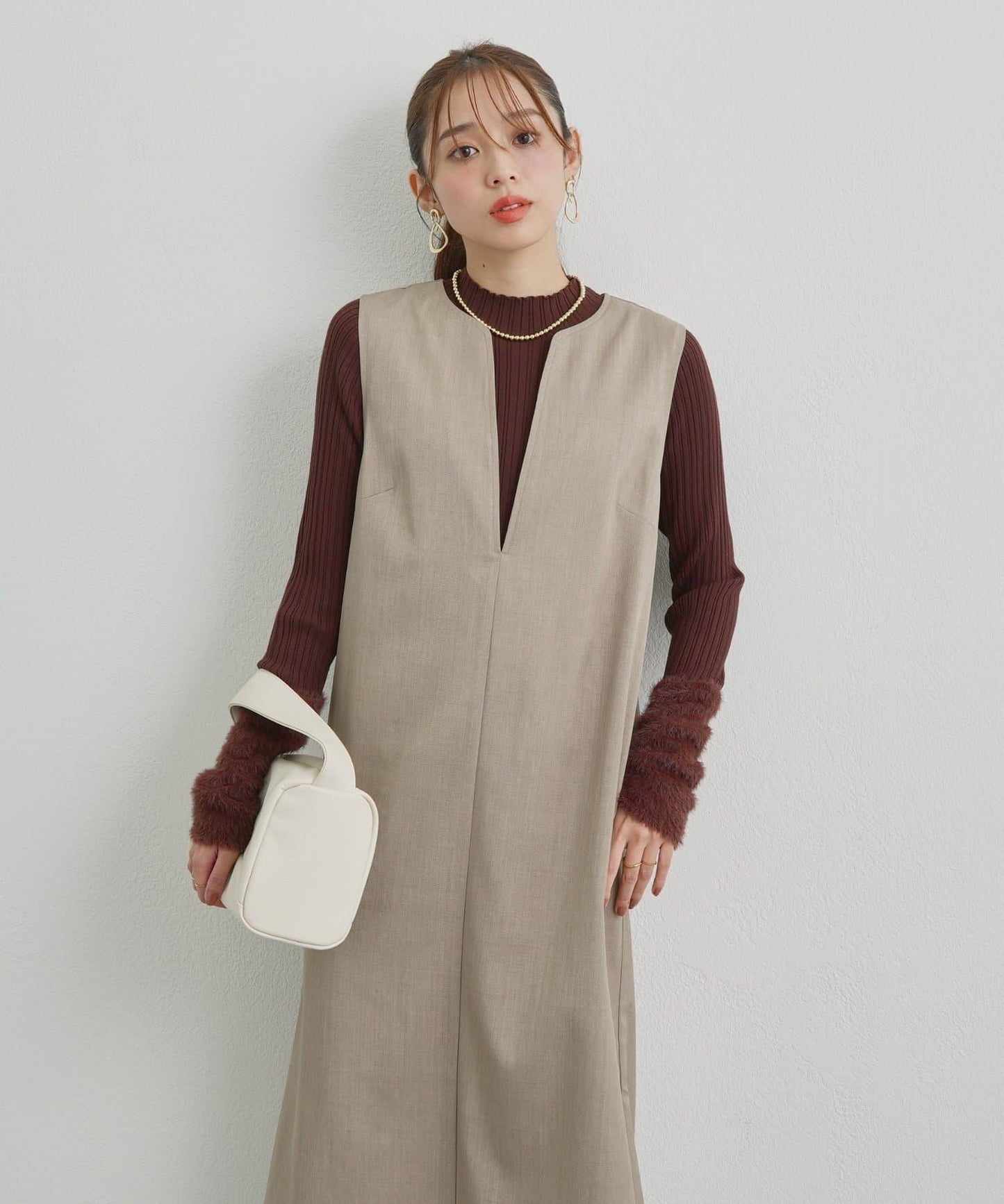 袖部毛絨拼接不規則羅紋針織衫