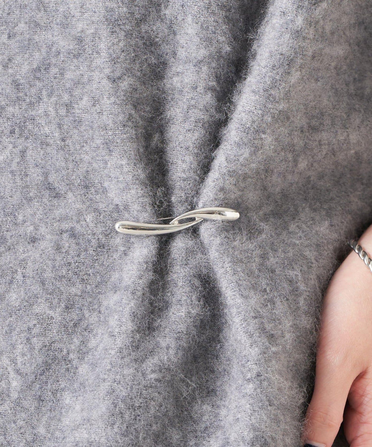 【PAPILLONNER/パピヨネ】流線造型胸針