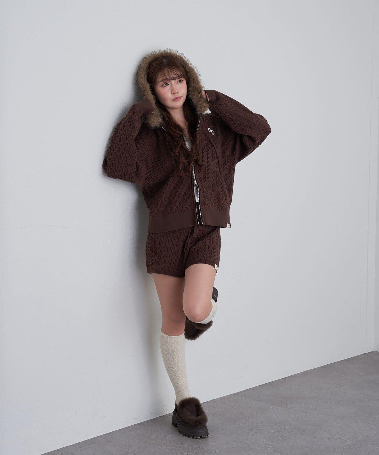 帶毛絨連帽抽繩胸部刺繡衛衣